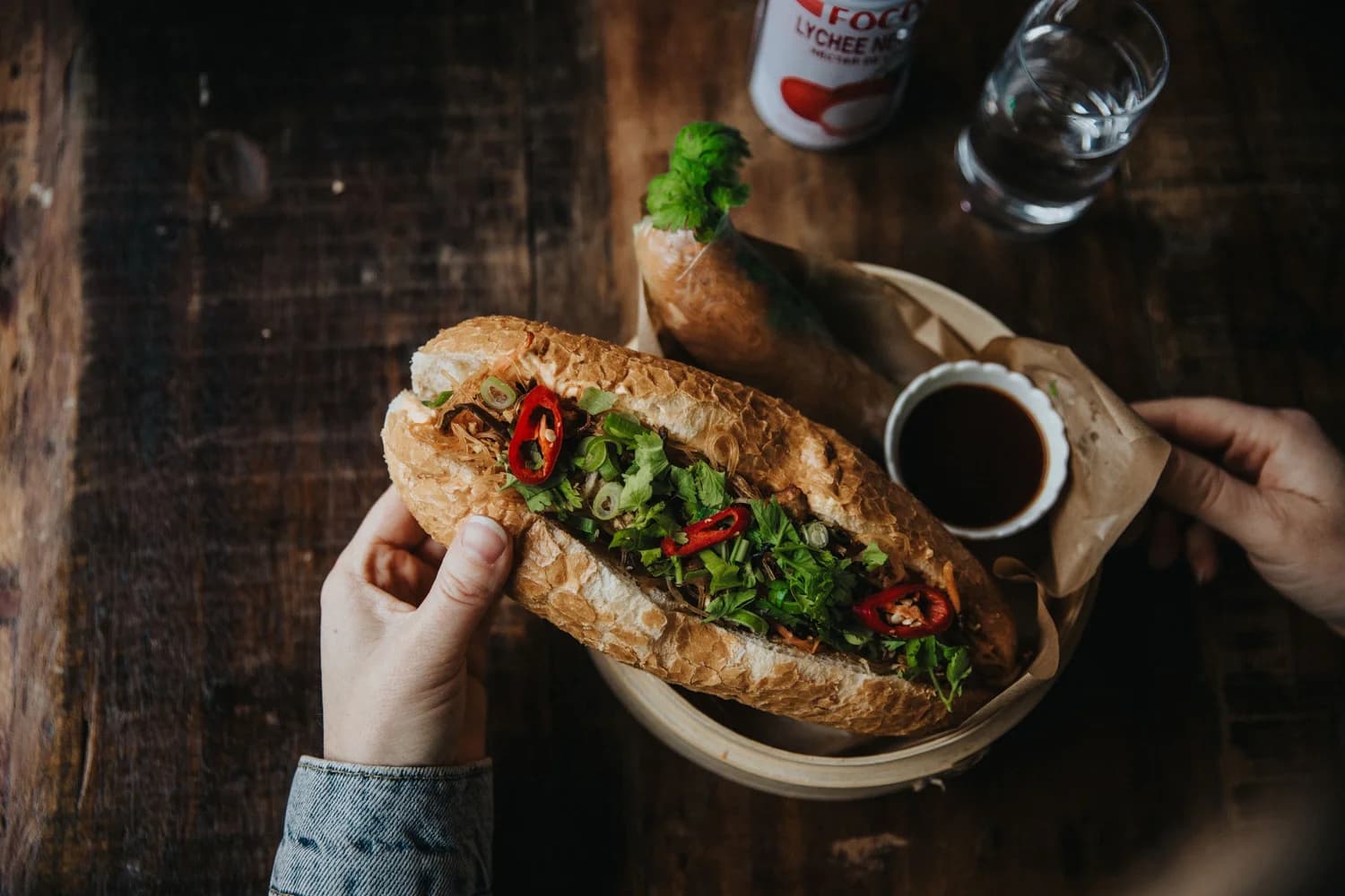 Bánh mì med koriander, chili och sås fotograferad på Bánh Mì King