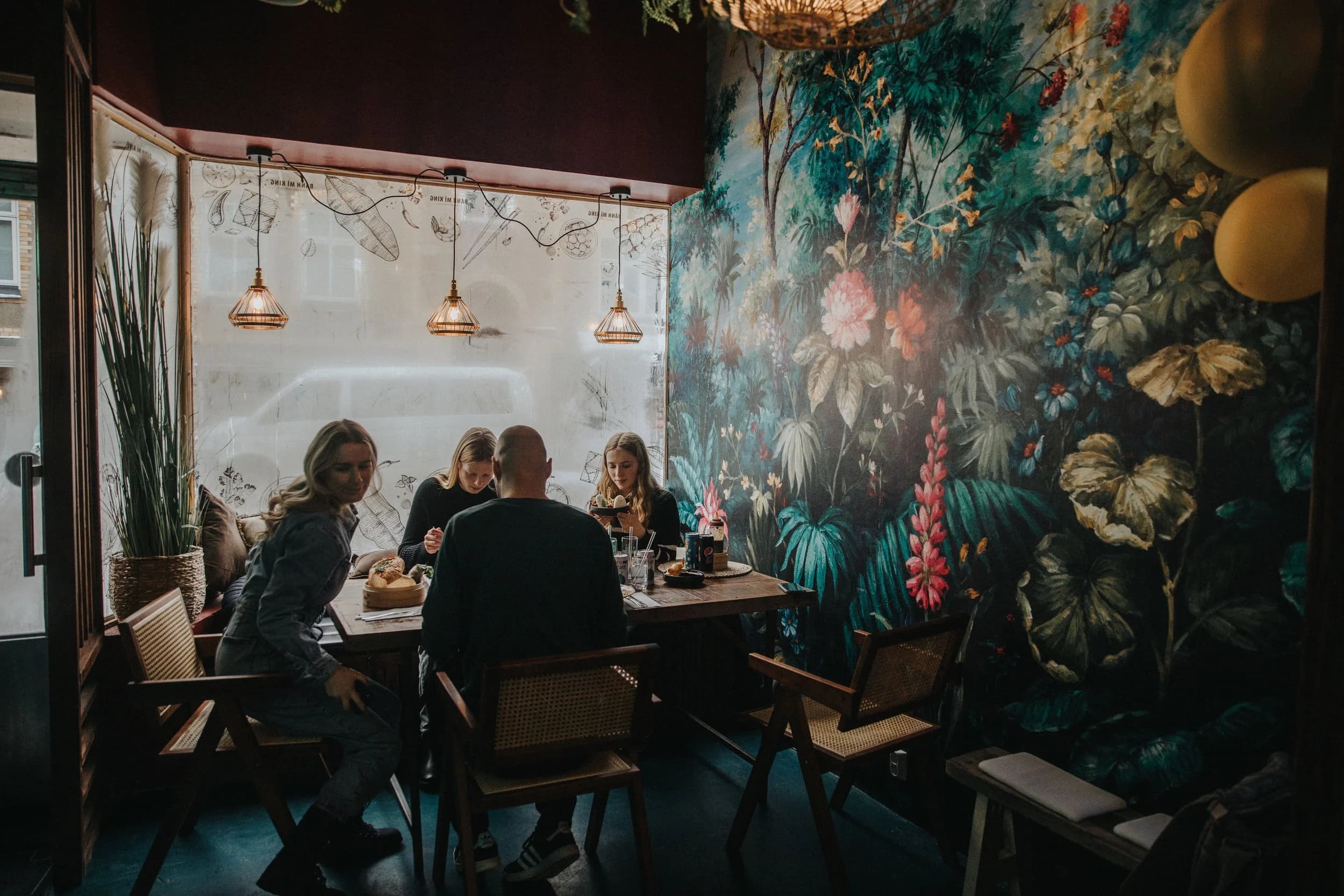 Gäster äter i Bánh Mì Kings restaurang i Helsingborg